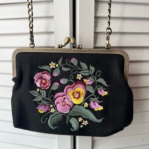 Embroidered Pansy Kisslock Shoulder Bag - Black